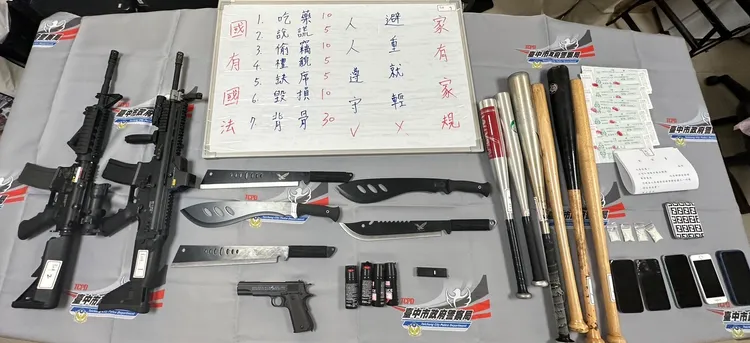 警方在集團據點查扣空氣槍、棍棒、電擊棒等證物。讀者提供
