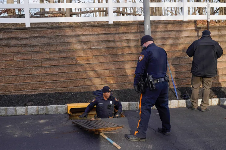 警方調查進行中，尚未逮捕任何嫌犯。美聯社