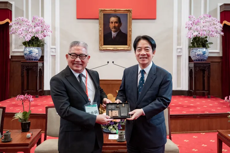 總統府國策顧問、藥師公會全國聯合會理事長黃金舜率團拜會賴清德。總統府提供