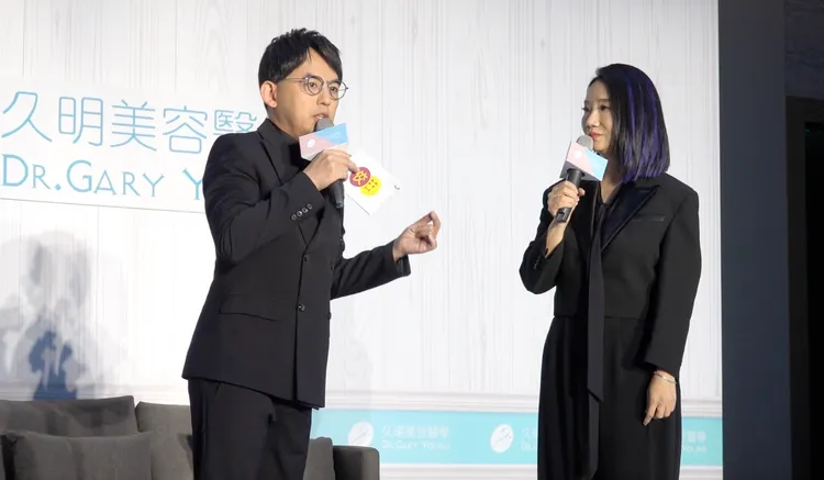 黃子佼(左)跟陶晶瑩在台上過招。彭欣偉攝