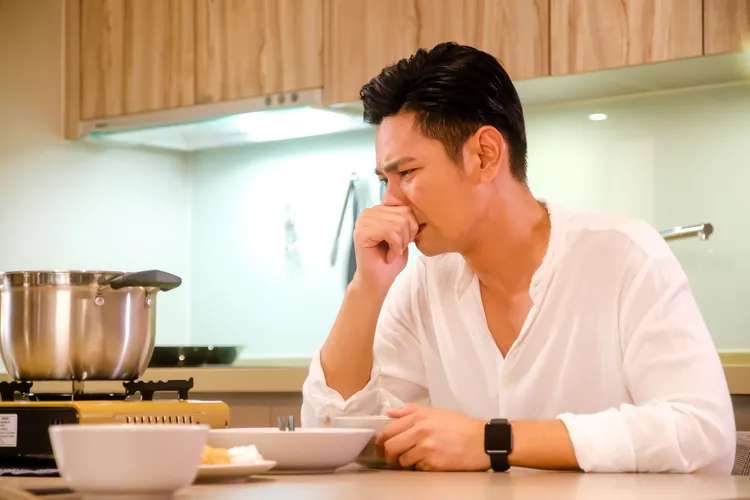 楊子儀失去兩個摯愛掩面痛哭。公視台語台提供