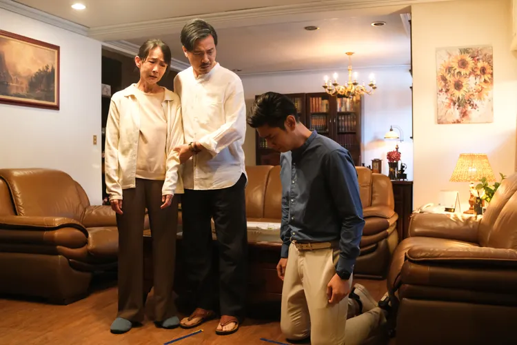 楊子儀（右）被附身後向應采靈（左）、尹昭德下跪道別。公視台語台提供