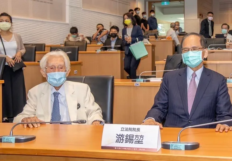 立法院長游錫堃（右）貼出與總統府資政辜寬敏（左）的合照，感念辜寬敏一生奉獻。翻攝自游錫堃臉書