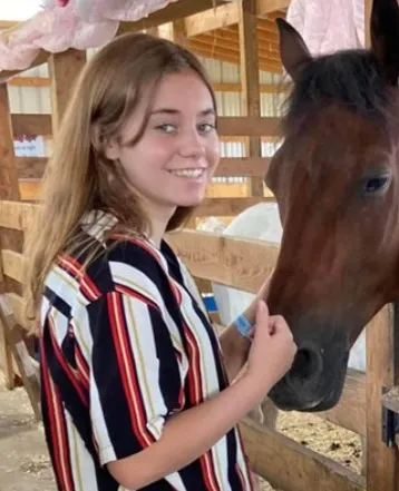 美少女阿德里亞娜原本甜美開朗。翻攝臉書Adriana Kuch