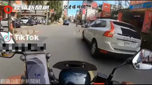 路中央有「人」大便害塞車！還跑給圍觀者追　網卻笑翻：超溫馨