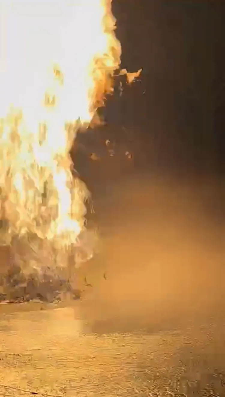 屏東萬丹泥火山昨深夜11點多噴發，火勢延燒7個多小時，今早6點多才滅。讀者提供