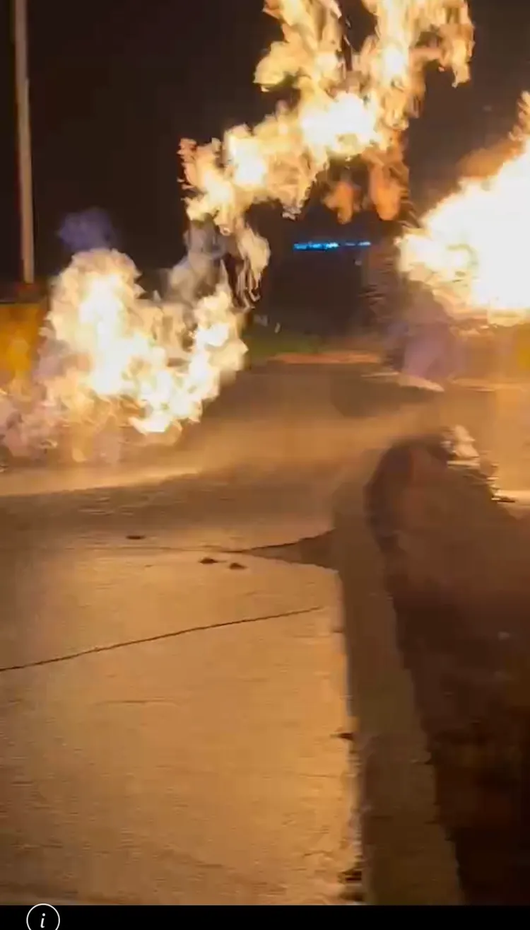 屏東萬丹泥火山昨深夜11點多噴發，火勢延燒7個多小時，今早6點多才滅。讀者提供