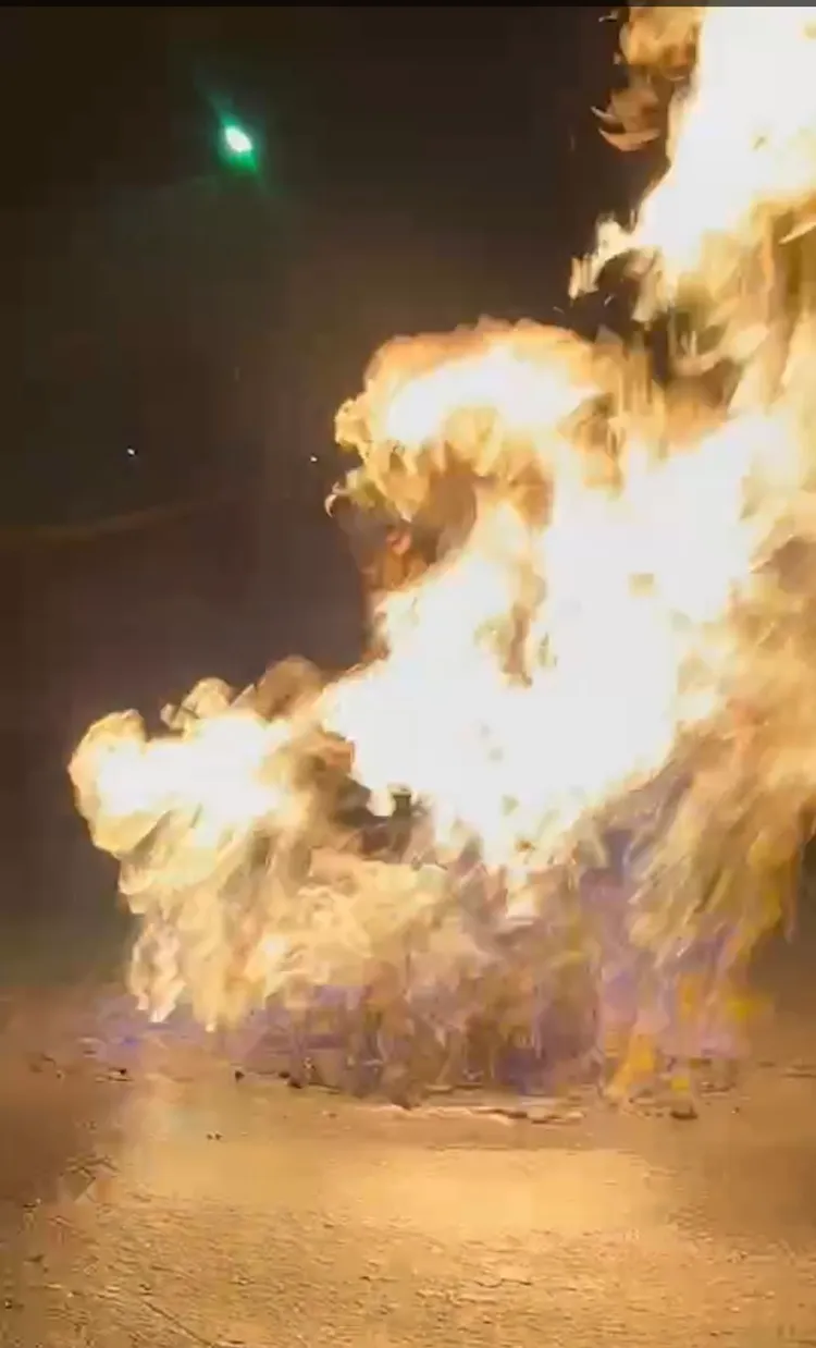 屏東萬丹泥火山昨深夜11點多噴發，火勢延燒7個多小時，今早6點多才滅。讀者提供