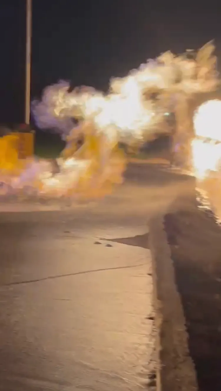 屏東萬丹泥火山昨深夜11點多噴發，火勢延燒7個多小時，今早6點多才滅。讀者提供