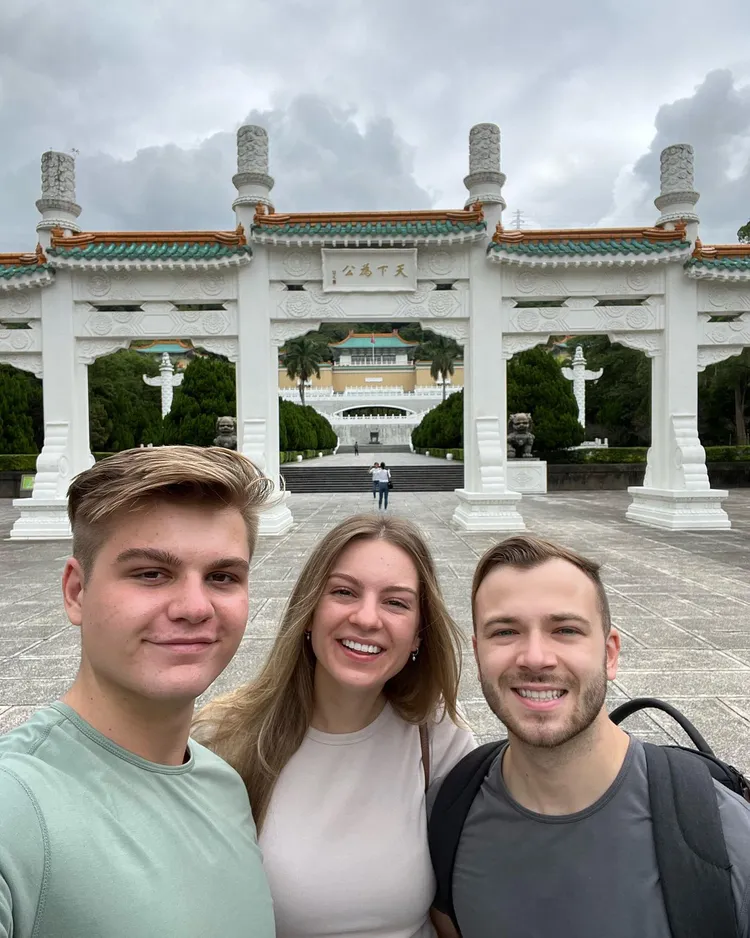 莫彩曦和老公Adam、弟弟三人合影。翻攝自莫彩曦臉書