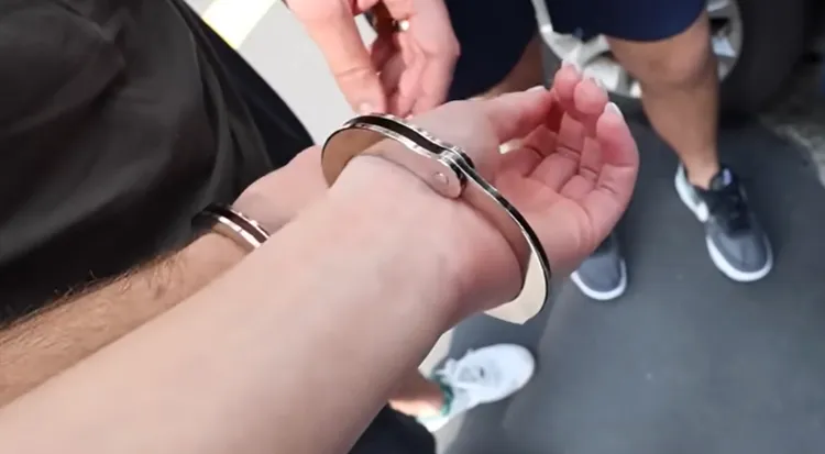 莫彩曦被警察攔下後驚嚇不已。翻攝自莫彩曦YouTube