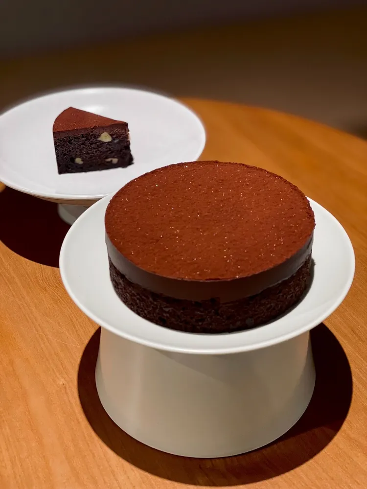 「金磚布朗尼」在豆腐布朗尼上覆蓋生巧克力，再灑上食用金粉，濃郁滋味大受好評。業者提供