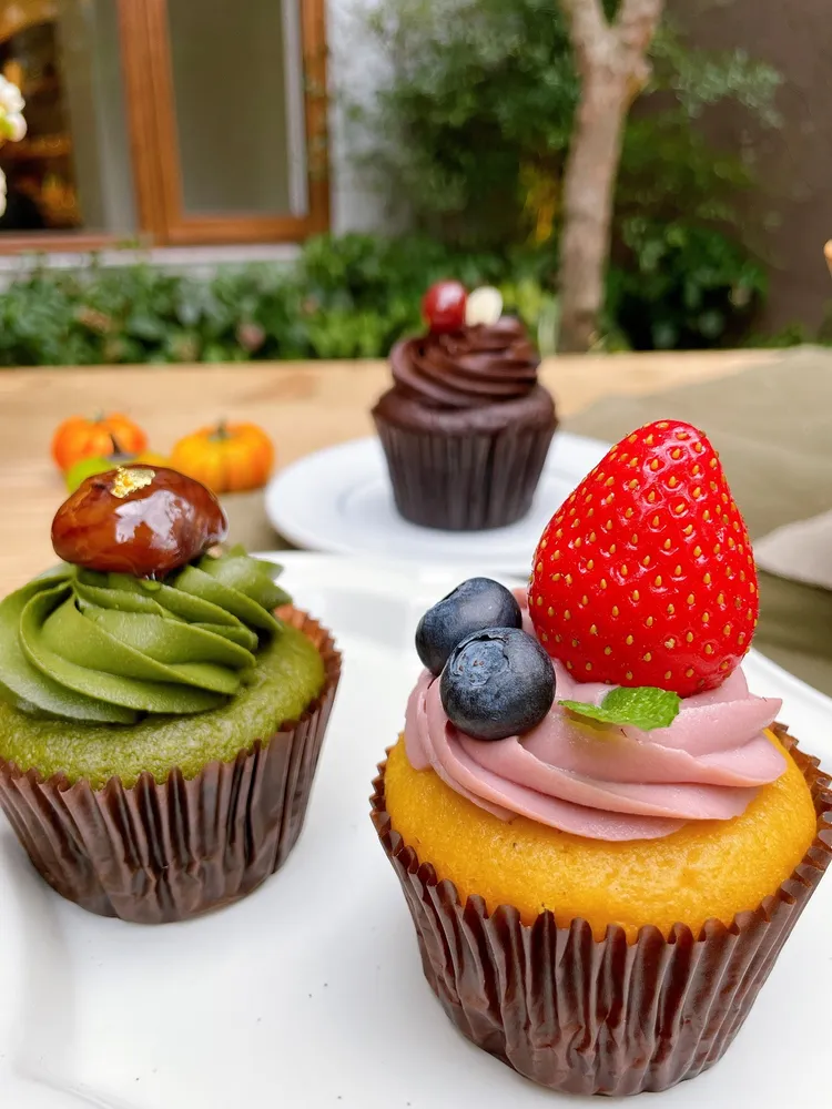 綠帶經典「杯子旦糕」為南瓜海綿旦糕，搭配純植物無添加果醬、擠花與內餡，並以新鮮水果點綴。業者提供