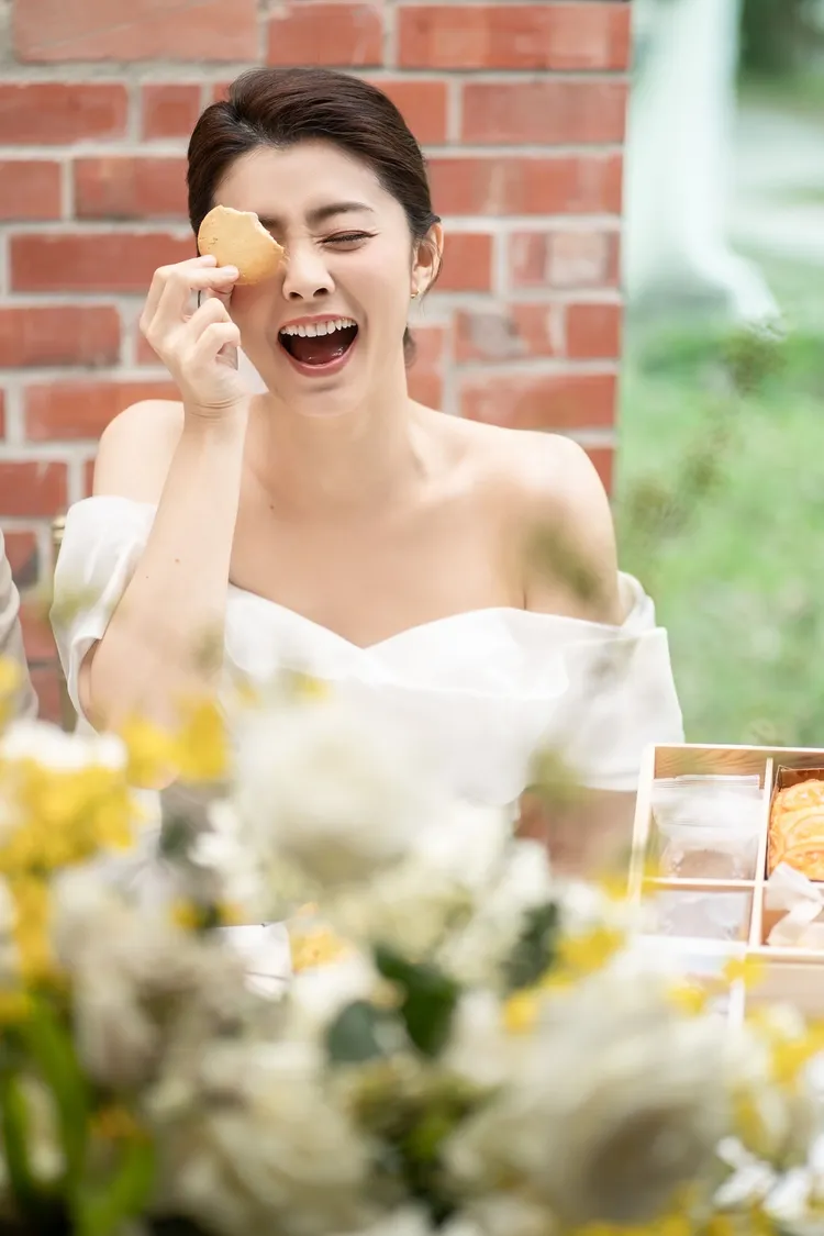 夏如芝、張捷所選之喜餅禮盒，由台灣知名插畫藝術家「Eszter Chen 陳純虹」為品牌設計，兩人更客製化挑選多款餅乾口味、搭配甜蜜磅蛋糕。業者提供