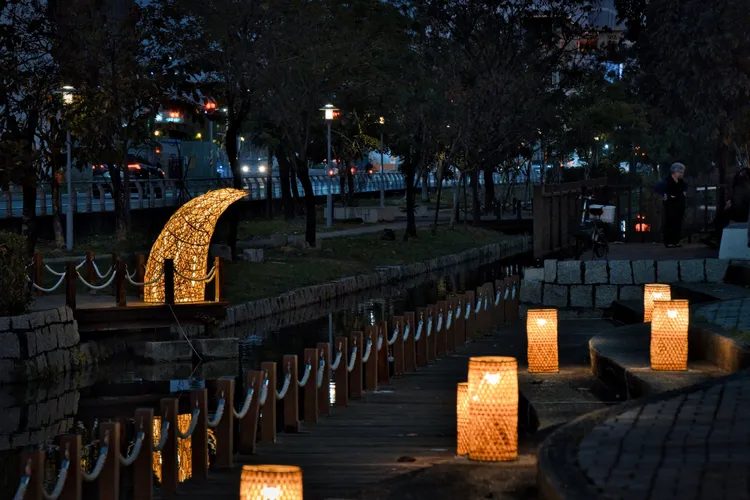 高市府即起至2月底展開2023鳳山光圳活動，以竹編燈光點綴鳳山古蹟曹公圳。翻攝陳其邁臉書