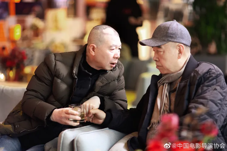 馮小剛（左）與陳凱歌寒暄。翻攝中國電影導演協會微博