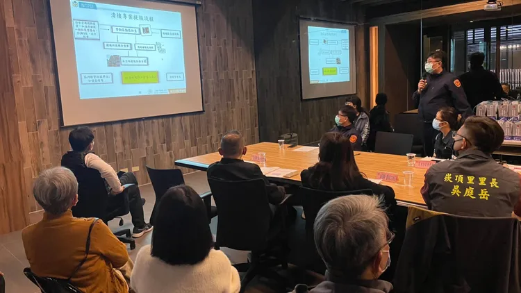 警方在會中宣導犯罪預防及防詐知識。淡水警分局提供