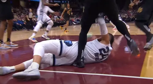 內有下流影片！灰熊殺手竟攻擊「他的蛋蛋」　NBA爆全武行