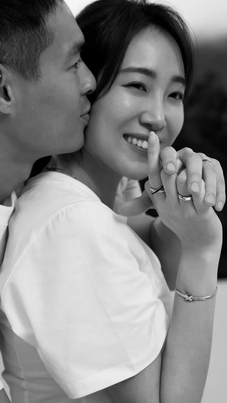 楊祐寧（左）和老婆在鏡頭前展現有著滿滿幸福感的親暱互動。品牌提供