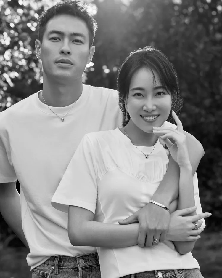 楊祐寧（左）和愛妻Melinda戴上以「情感連結」為創作核心的法國珠寶品牌CHAUMET，透過自然的肢體動作大方放閃。品牌提供