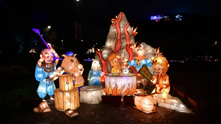 西遊記花燈的「煮兔火鍋」引起網友熱議，官網中指出內容是以《西遊記》為雛形，元宵休戰舉辦火燄山石頭火鍋派對修復感情。翻攝自官網