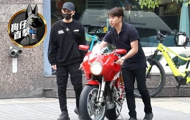 歐漢聲（右）騎130萬限量重機，跟傷癒復出的林志穎聊車經。特勤中心攝