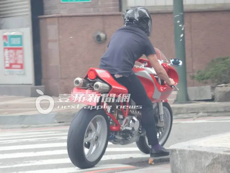 歐漢聲騎乘130萬元的杜卡迪重機，帥氣十足。特勤中心攝