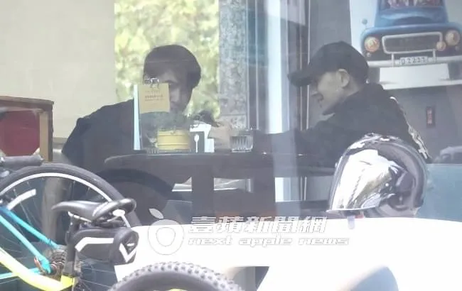 歐漢聲（左）和林志穎一起看手機。特勤中心攝