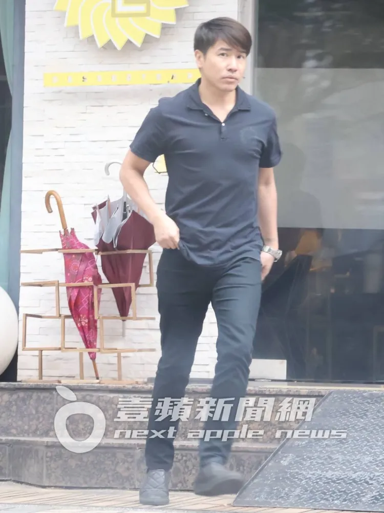 歐漢聲突然從餐廳走出來，看看外面的狀況。特勤中心攝