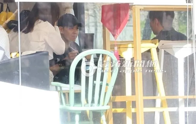 林志穎（中）拿著刀叉，仔細聽歐漢聲說話。特勤中心攝