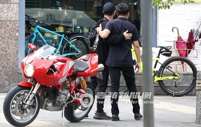 歐漢聲（右）與林志穎並肩擁抱，足見好交情。特勤中心攝