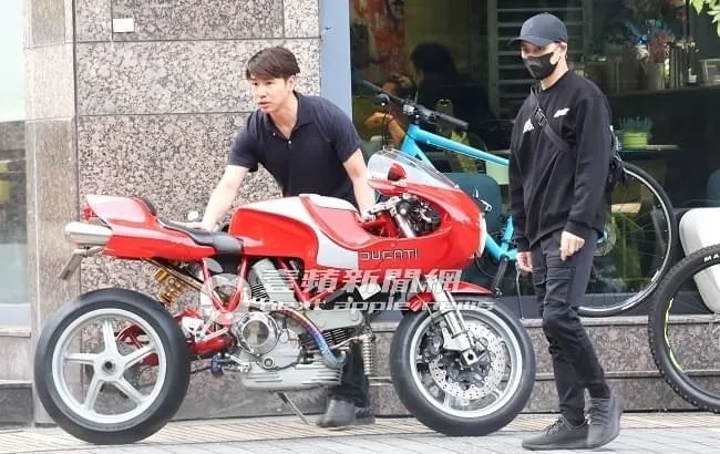 歐漢聲（左）熟練的牽著杜卡迪重機，在林志穎面前試車。特勤中心攝