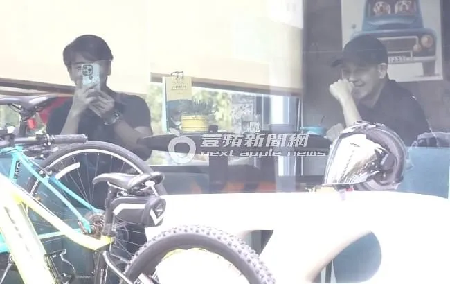 歐漢聲（左）拿起手機作勢要反拍記者，林志穎在旁大笑，十分逗趣。特勤中心攝