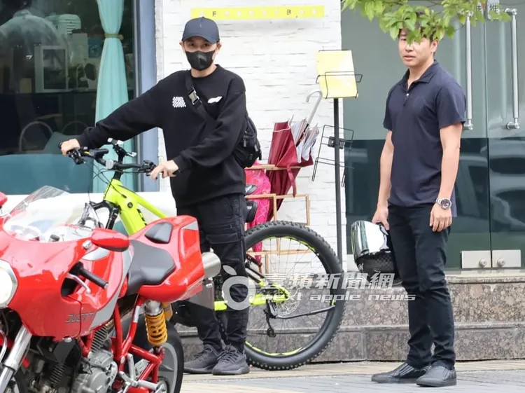 林志穎（左）牽著電動單車，和歐漢聲分道揚鑣。特勤中心攝