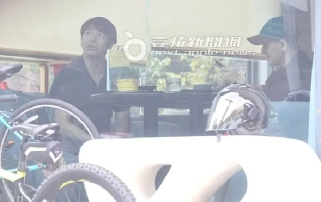 歐漢聲（左）抬頭看看天氣，林志穎則淡定滑手機。特勤中心攝