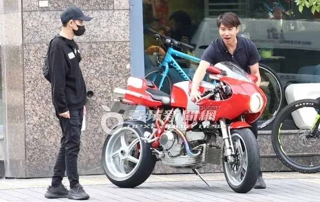 歐漢聲（右）移動130萬杜卡迪限量重機，和林志穎在咖啡廳外頭聊車。特勤中心攝