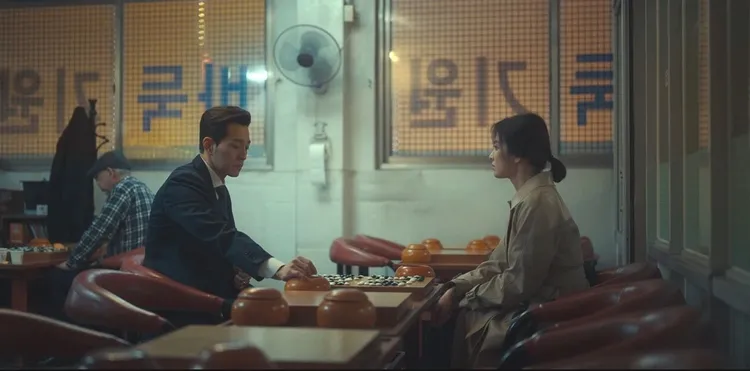 鄭星一（左）在《黑暗榮耀》與宋慧喬的棋院戲備受好評，導演希望將他打造成韓國梁朝偉。翻攝Netflix