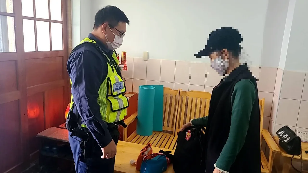 蔡姓婦人拿回背包後,頻頻向警方致謝。讀者提供