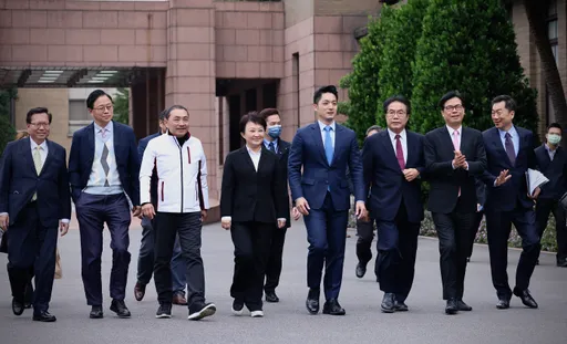 六都首长疫后首脱口罩合体　他自嘲从「最前调到最后座」