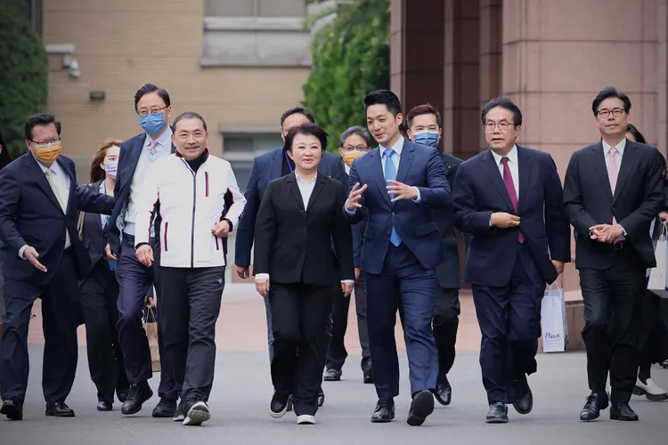 六首長跟正副閣揆茶敘結束後，步出會場。林林攝