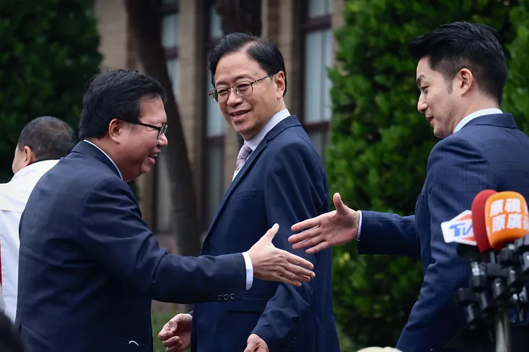 鄭文燦跟六位市長握手致意。林林攝