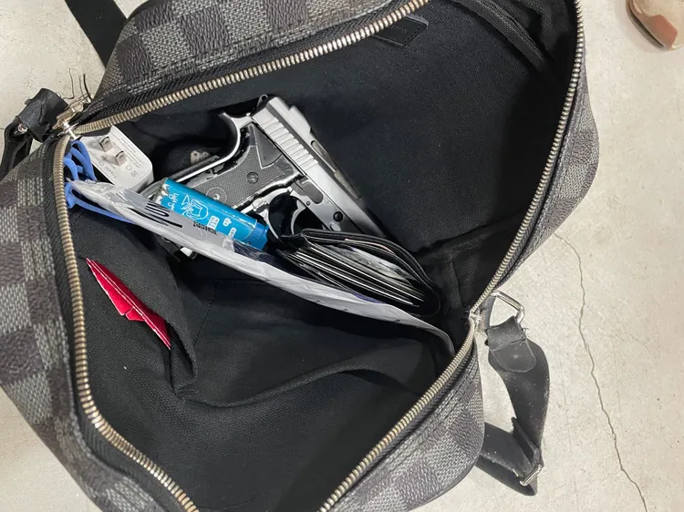 警方查獲凌虐陳男的證物。淡水警分局提供