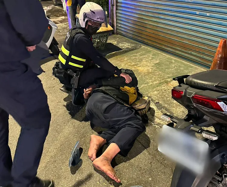 警方將王男壓制在地。中和警分局提供