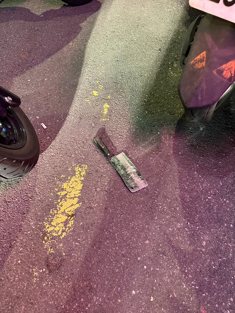 警方查扣王男所持的菜刀。中和警分局提供