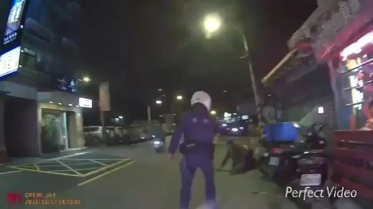 警方喝令王男趴下。中和警分局提供