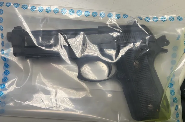 警方起出做案用的玩具槍。三重警分局提供