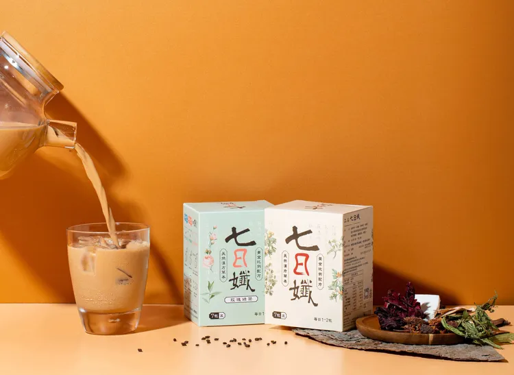 烏龍奶茶特選台灣焙香烏龍香氣濃厚、港式奶茶微苦回甘，迴盪絲滑大人味，售價70元。業者提供