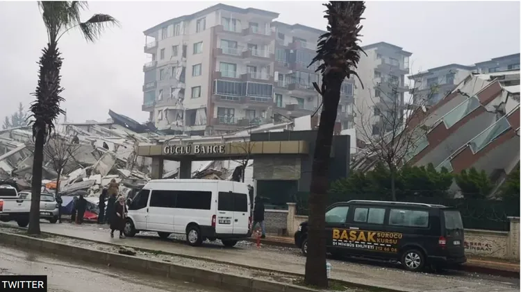 安塔基亞這座公寓倒塌，建商說他蓋了數百棟建築，「只有」兩座倒塌。翻攝BBC網站