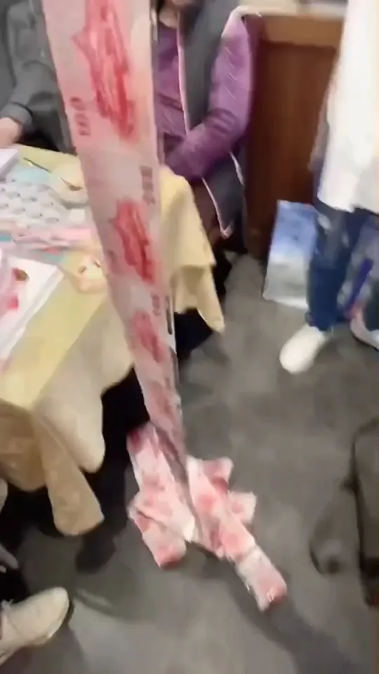 鈔票緞帶足足拉了大概快３０秒才拉完。引自楊繡惠臉書
