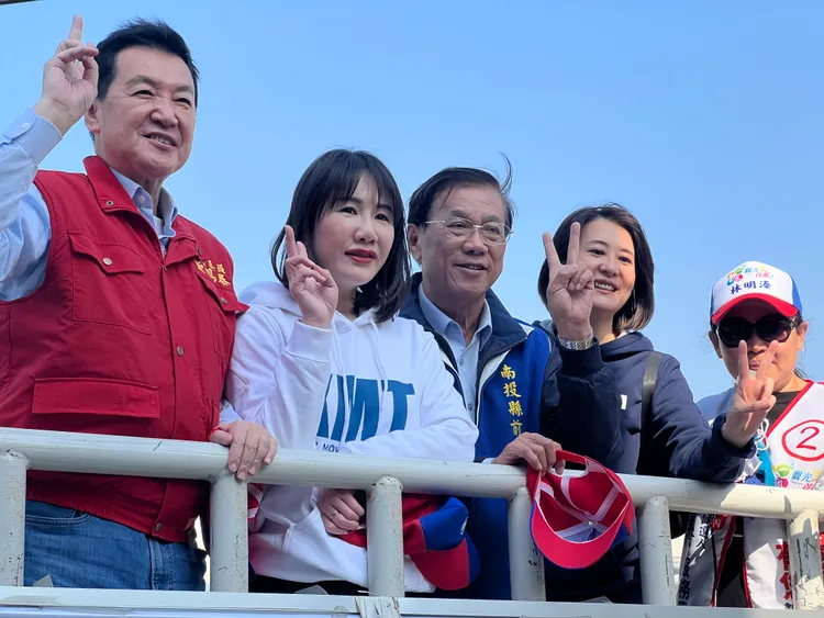 國民黨立委陪同林明溱車隊掃街。林明溱競總提供